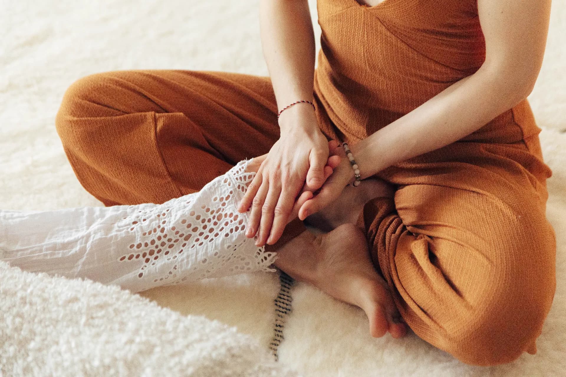 Detailansicht heilender Hände für Chakra-Ausgleich