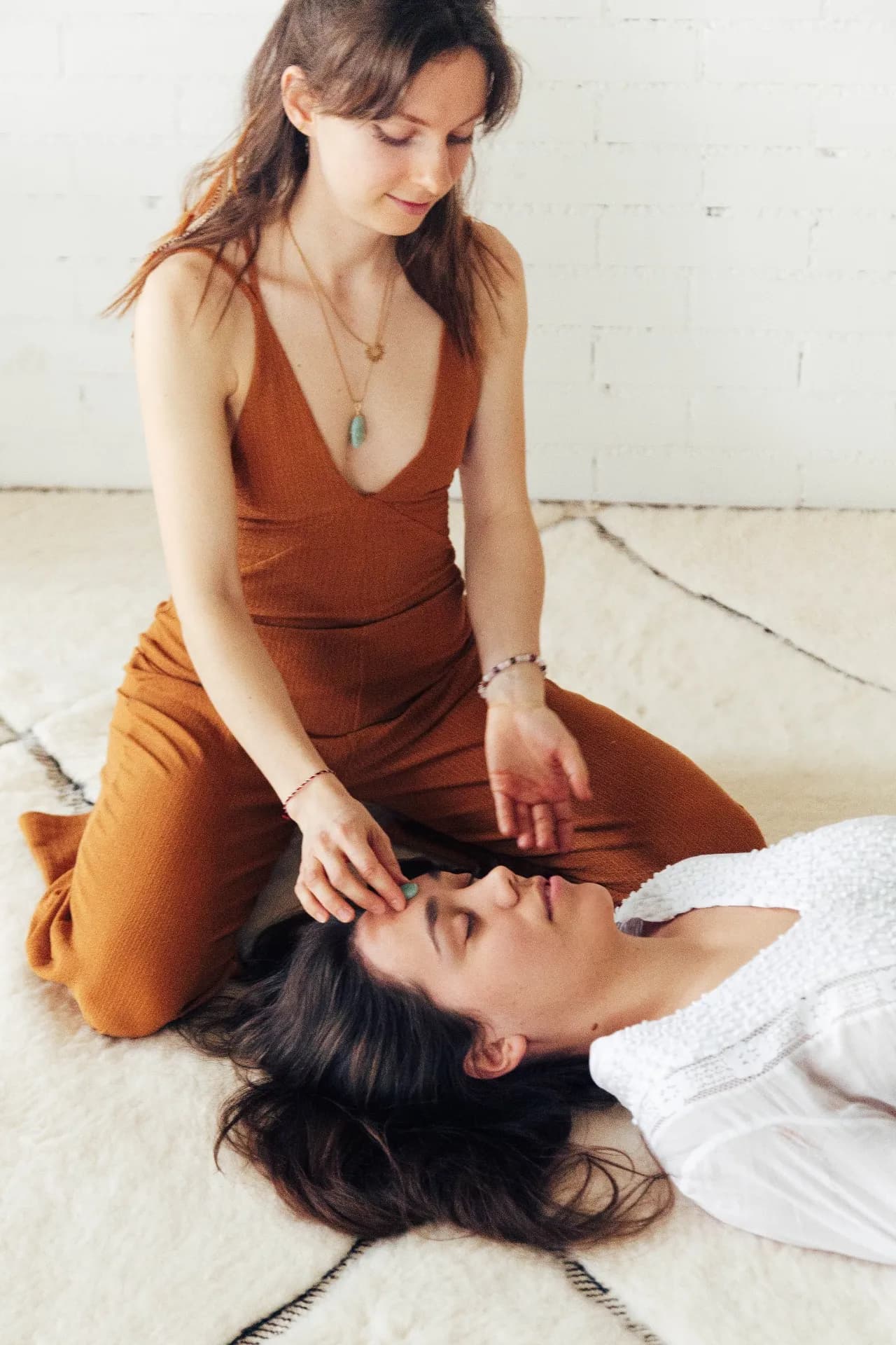 Fokussierte Reiki-Energiearbeit mit präziser Handpositionierung